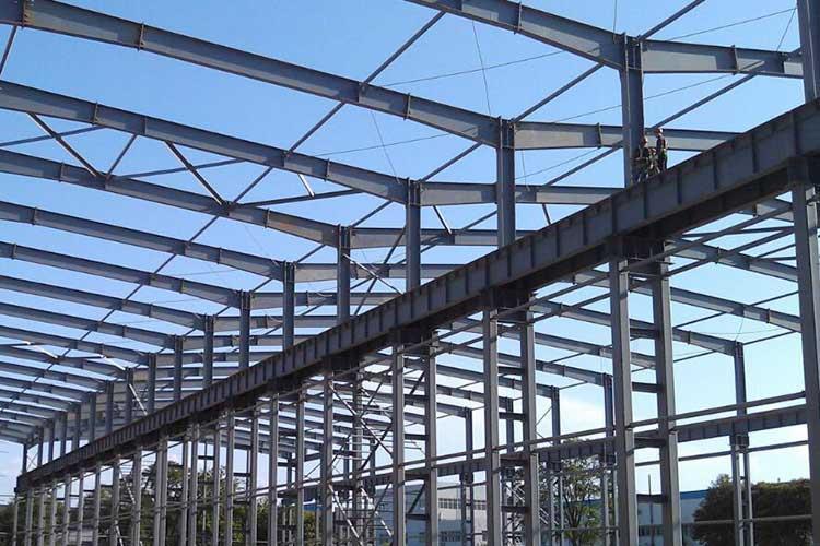 门式钢结构厂房一般都是轻型钢结构厂房，它的结构体系包括横向、纵向平面框架，屋盖结构，墙架系统和支撑体系